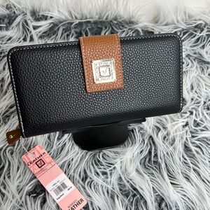 Stone Mountain Wallet NWT Black and Tan w/Flap and Snap close plenty card pocket